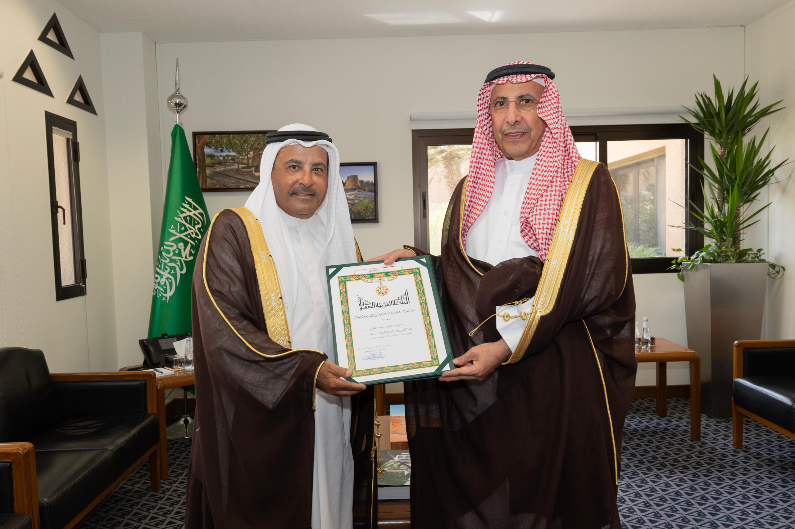 معالي الرئيس التنفيذي للهيئة الملكية لمدينة الرياض يُسلِّم الفوزان والشايع وسام الملك عبدالعزيز