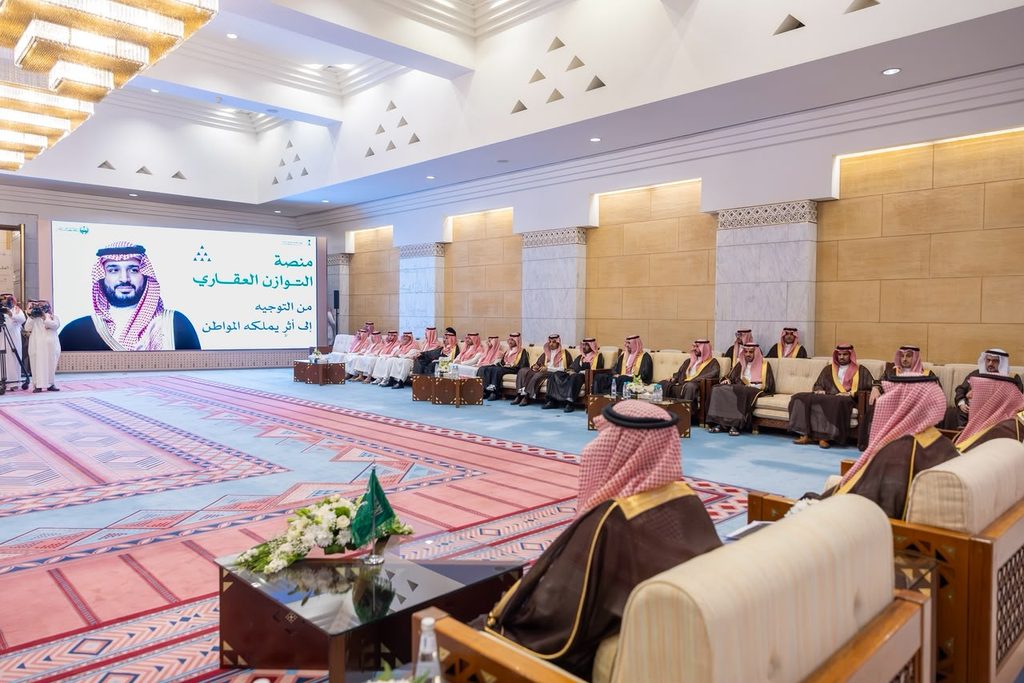 سمو أمير منطقة الرياض يسلّم الدفعة الأولى من الأراضي لمستفيدي برنامج التوازن العقاري