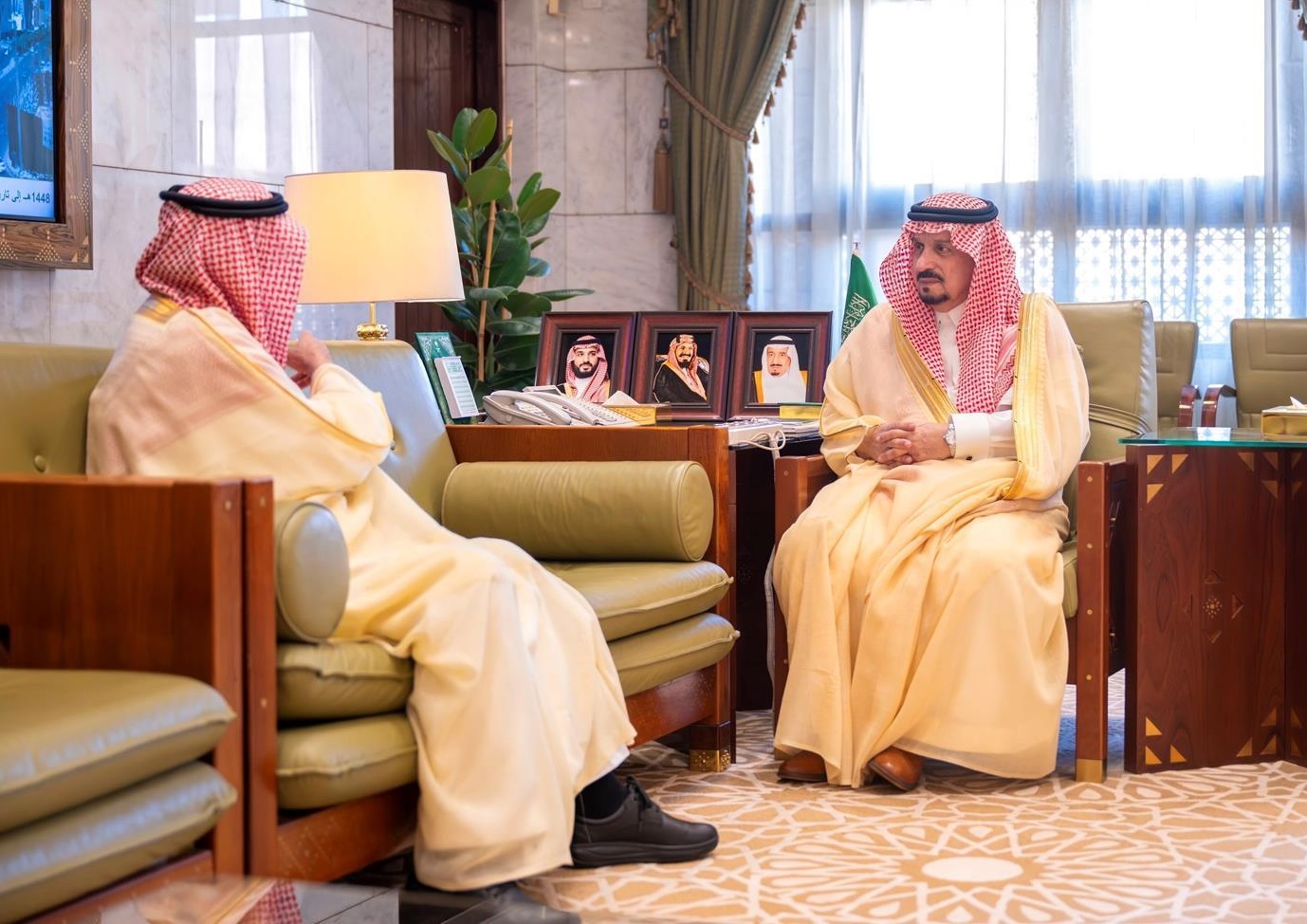 Prince Faisal bin Bandar bin Abdulaziz listens to Eng. Ibrahim bin Mohammed Al-Sultan during the meeting