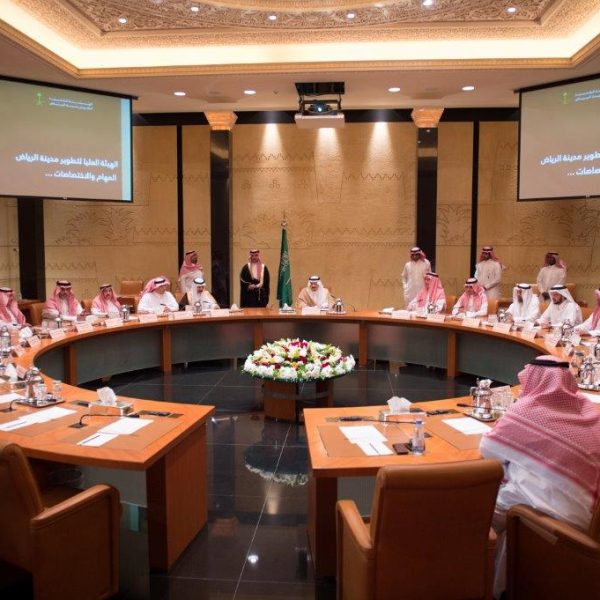 الأمير فيصل بن بندر يستعرض برامج ومشاريع الهيئة العليا لتطوير مدينة الرياض