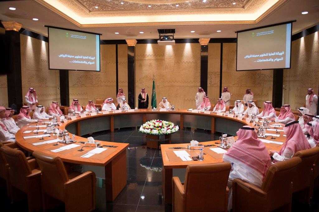 الأمير فيصل بن بندر يستعرض برامج ومشاريع الهيئة العليا لتطوير مدينة الرياض