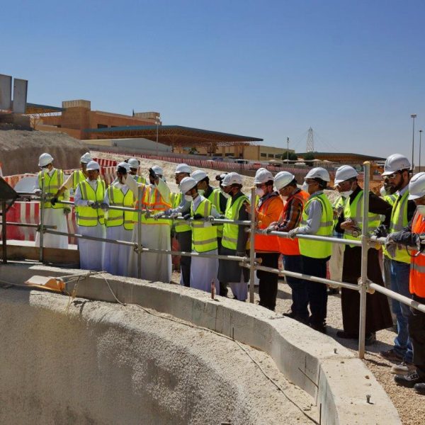 وفد من جامعة الملك سعود يستكشف محطة العليا بقطار الرياض