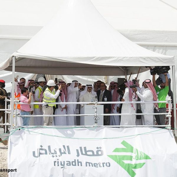الأمير فيصل بن بندر يطلق آلة (منيفة) لحفر أنفاق المسار الأزرق في قطار الرياض