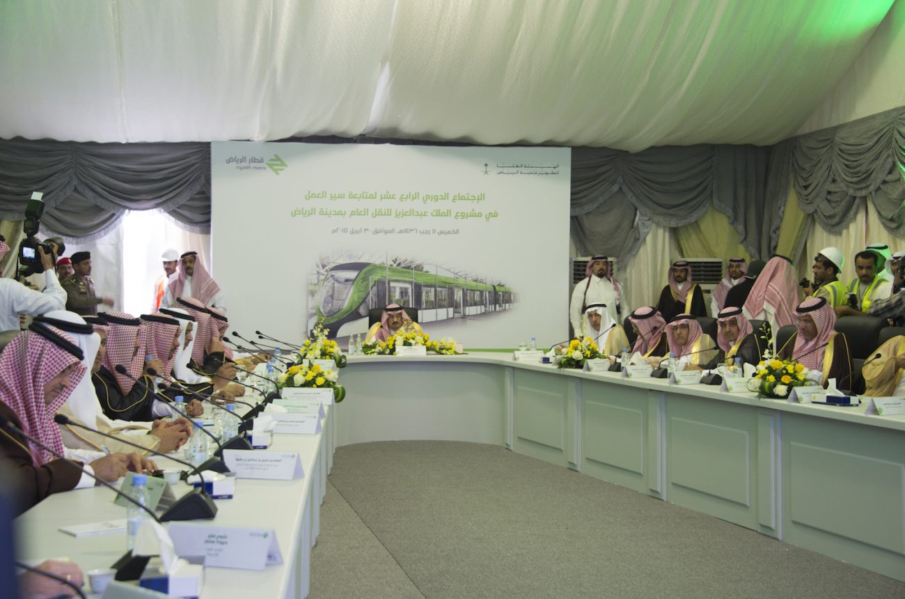 الأمير فيصل بن بندر يطلق العمل في آلة (ظفرة) العملاقة لحفر الأنفاق