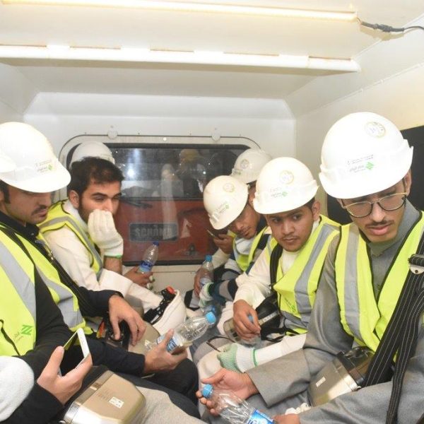 طلاب الهندسة بجامعة الملك سعود يستكشفون آلة الحفر «سنعة‎‏»‏
