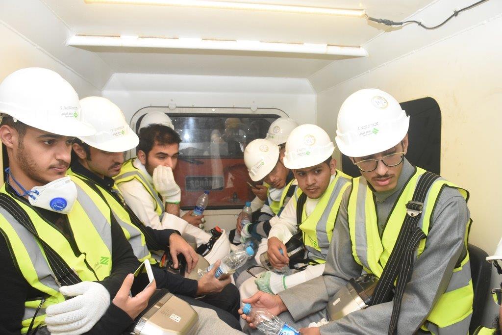 طلاب الهندسة بجامعة الملك سعود يستكشفون آلة الحفر «سنعة»