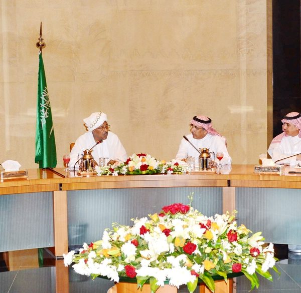 والي الخرطوم يطلع على خطط ومشاريع هيئة تطوير الرياض
