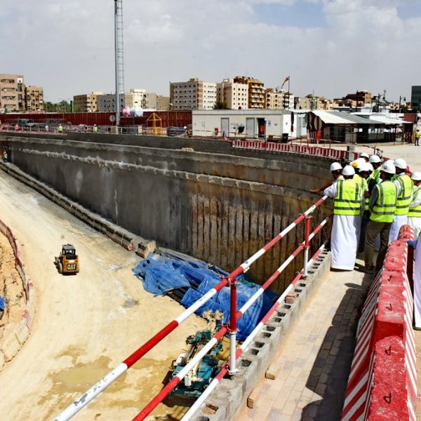 طلاب الهندسة بجامعة الملك سعود يطلعون على سير العمل بمحطة «قصر الحكم»