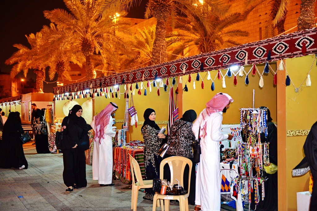 نقل ترددي مجاني لمواقع احتفالات عيد الفطر بقصر الحكم وحي البجيري … وساحة البجيري تتهيأ لاستقبال الزوار