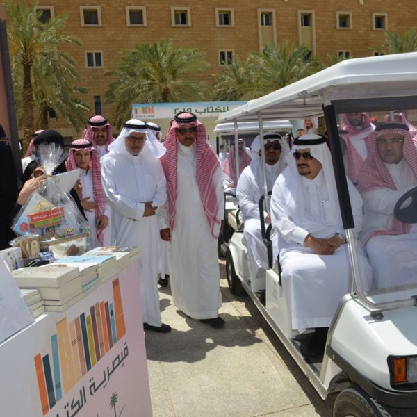 الأمير فيصل بن بندر يفتتح “قيصرية الكتاب” بمنطقة قصر الحكم