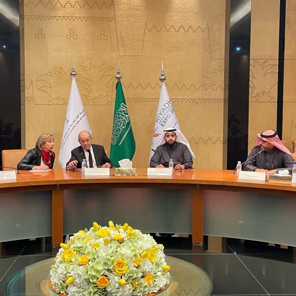 وفد فرنسي يزور مقر الهيئة الملكية لمدينة الرياض