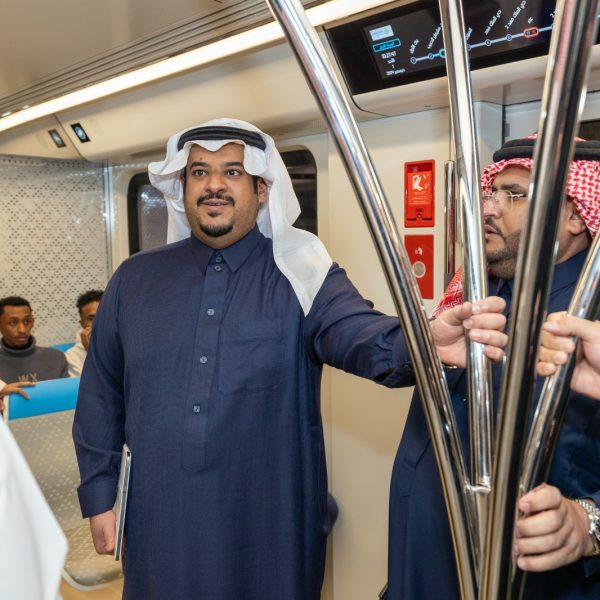 نائب أمير الرياض يشارك الموظفين والركاب قطار الرياض متوجهًا إلى مقر عمله بإمارة منطقة الرياض