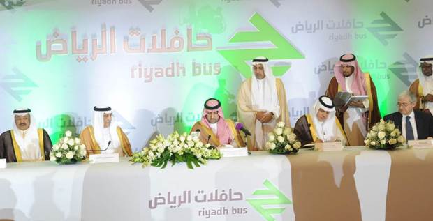 الأمير تركي بن عبدالله يوقع عقد توريد وتشغيل وصيانة حافلات الرياض مع التحالف الفائز 