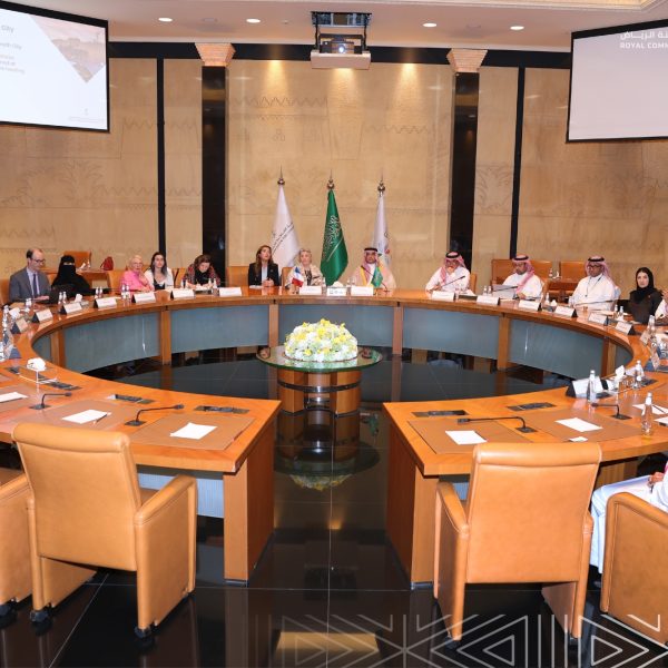 وفد من مجلس الشيوخ الفرنسي يزور الهيئة الملكية لمدينة الرياض