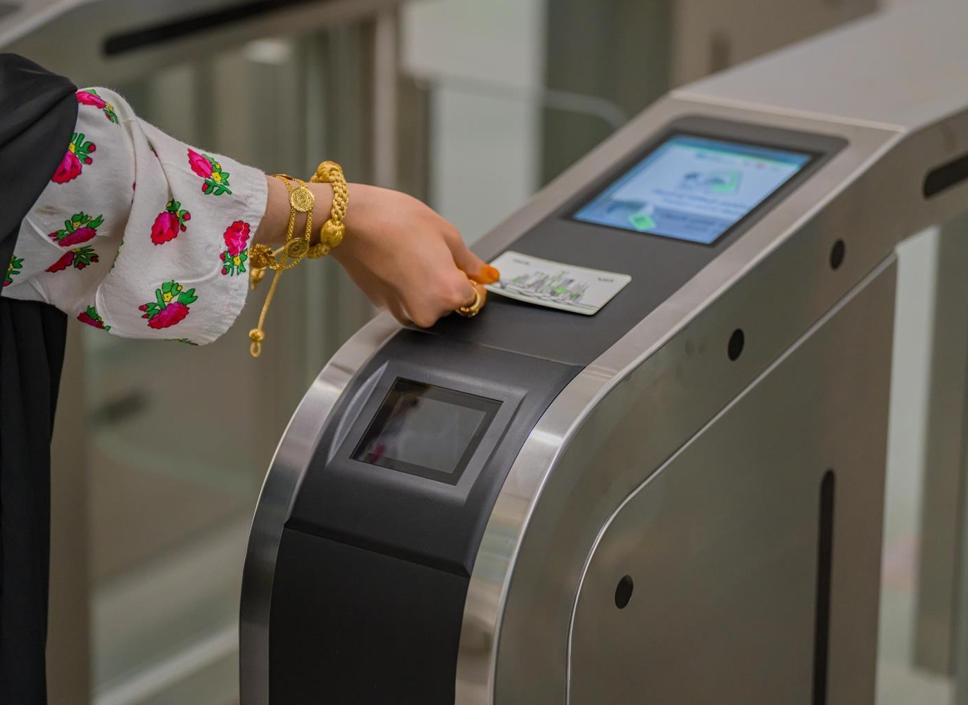 أساور يدوية مستوحاة من قيطان البشت وزعت خلال الفعالية