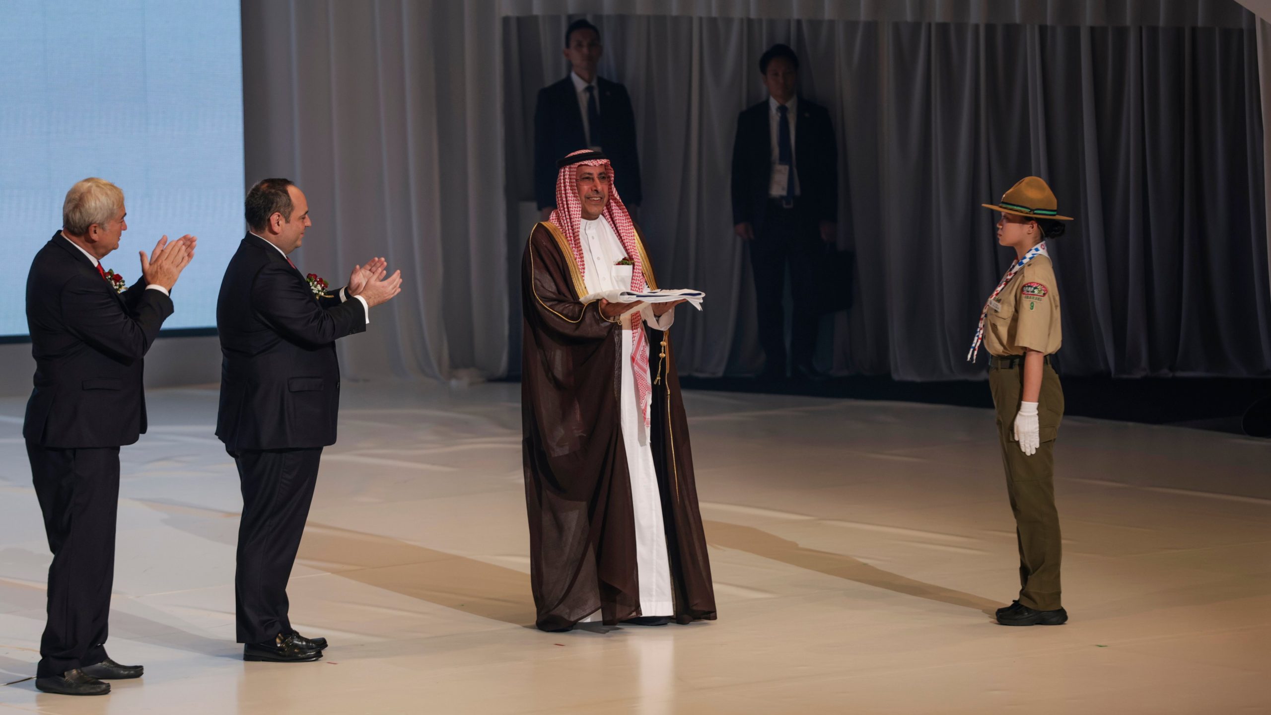 راية إكسبو تُسلّم رسميًا من اليابان إلى السعودية في حفل اختتام معرض أوساكا