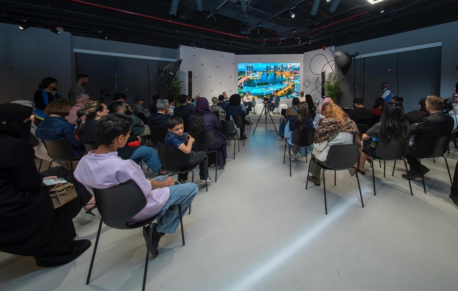 احتفال “نور الرياض” يجذب العائلات بتجارب ضوئية تفاعلية وأنشطة مخصّصة للأطفال 