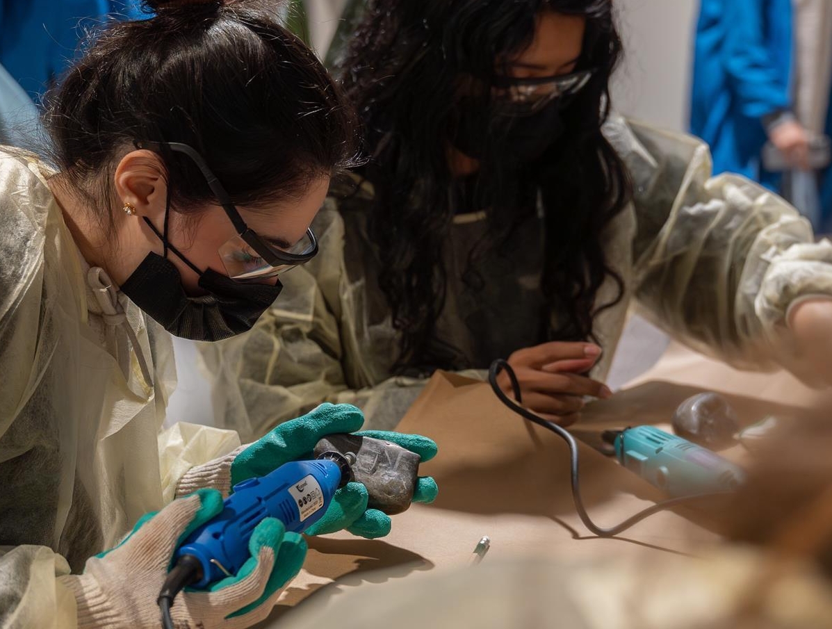 أطفال اليوم فنّانو الغد.. من الاكتشاف إلى الإبداع في طويق للنحت