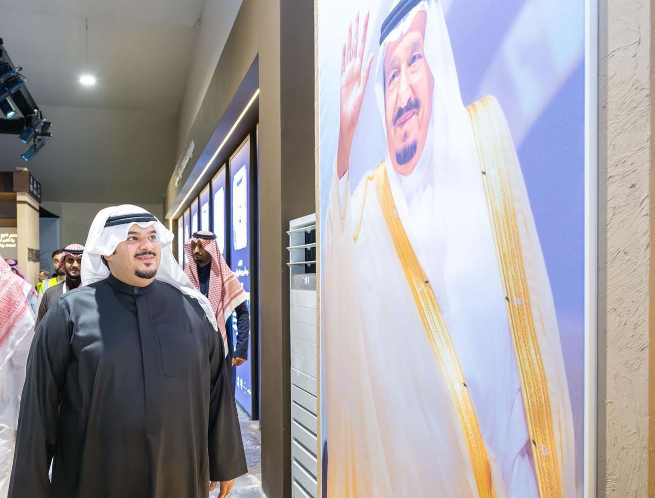 Deputy Governor of Riyadh Visits Al-Adl Square to Review Founding Day Preparations
