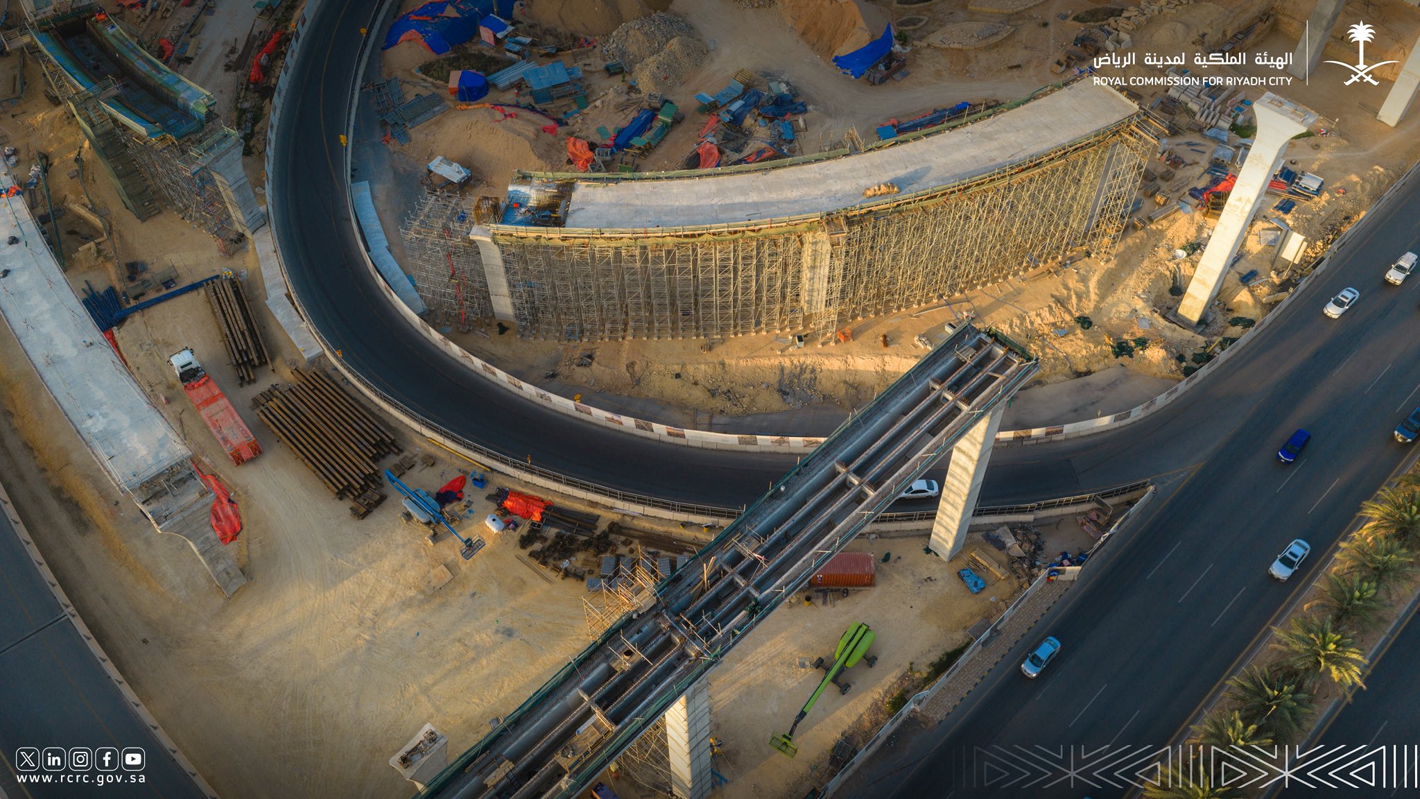 الهيئة الملكية لمدينة الرياض: تنفيذ عملية رفع هندسية دقيقة لجسرين علويين ضمن مشروع تطوير الطرق المحيطة بمركز الملك عبدالله المالي