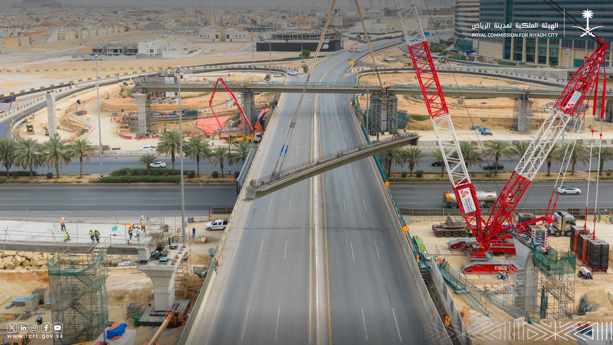 الهيئة الملكية لمدينة الرياض: تنفيذ عملية رفع هندسية دقيقة لجسرين علويين ضمن مشروع تطوير الطرق المحيطة بمركز الملك عبدالله المالي
